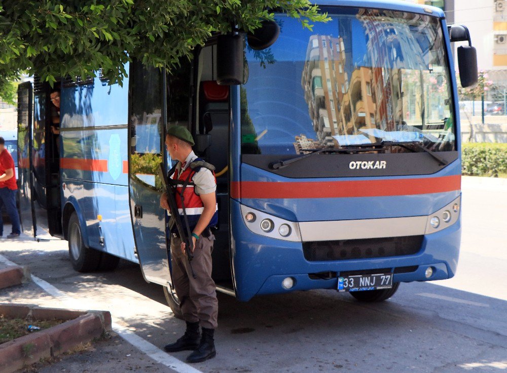 Cezaevi Otobüsü Kaza Yaptı, Mahkumlar Kaçmasın Diye Jandarma Önlem Aldı