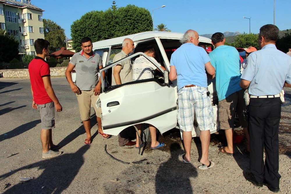 Kumluca’da Trafik Kazası: 4 Yaralı