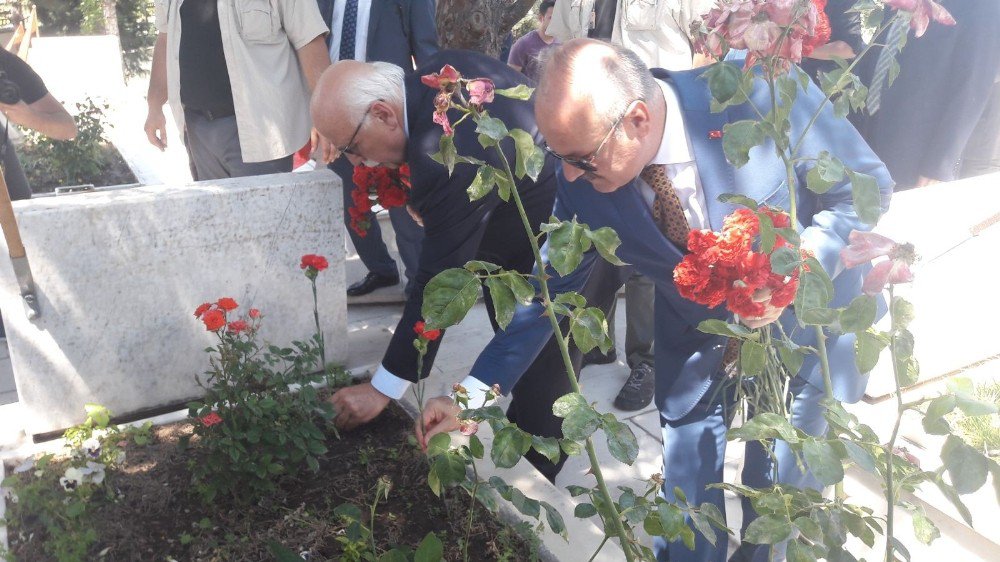 Bakan Avcı, Kanlıpınar Şehitliğini Ziyaret Etti