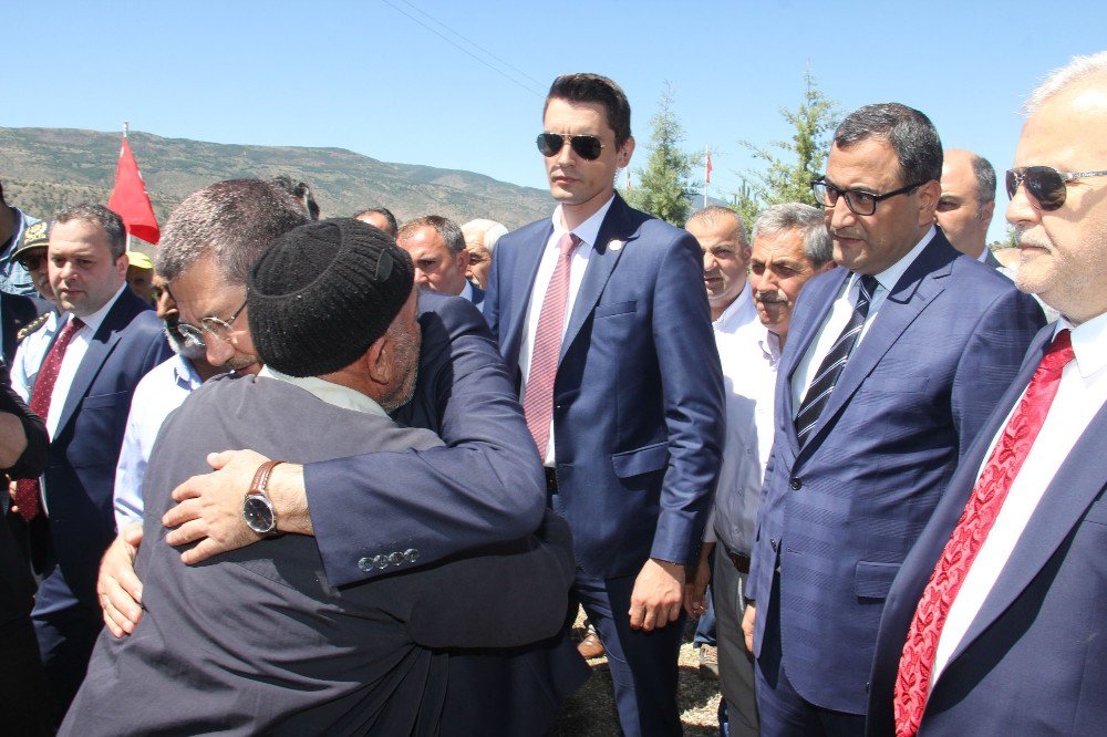 Başbakan Yardımcısı Nurettin Canikli’den 15 Temmuz Şehidi Emrah Sağaz’ın Mezarına Ziyaret