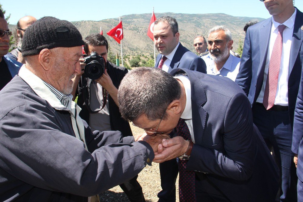 Başbakan Yardımcısı Nurettin Canikli’den 15 Temmuz Şehidi Emrah Sağaz’ın Mezarına Ziyaret