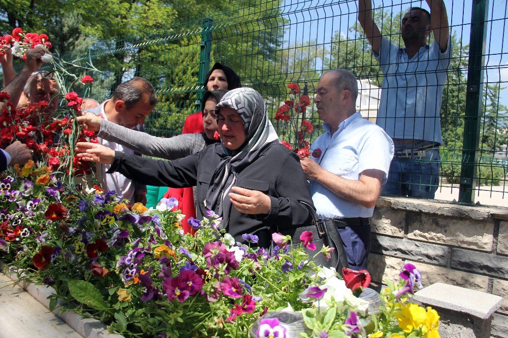 Şehit Annesi Oğlunun Mezarında “Evladım” Diyerek Ağladı