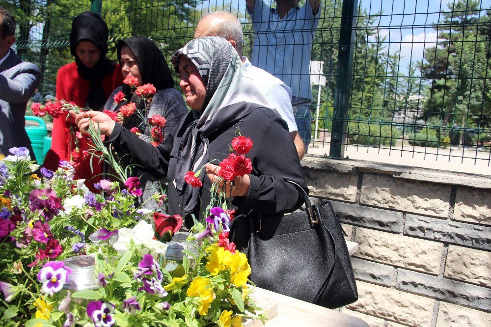 Şehit Annesi Oğlunun Mezarında “Evladım” Diyerek Ağladı