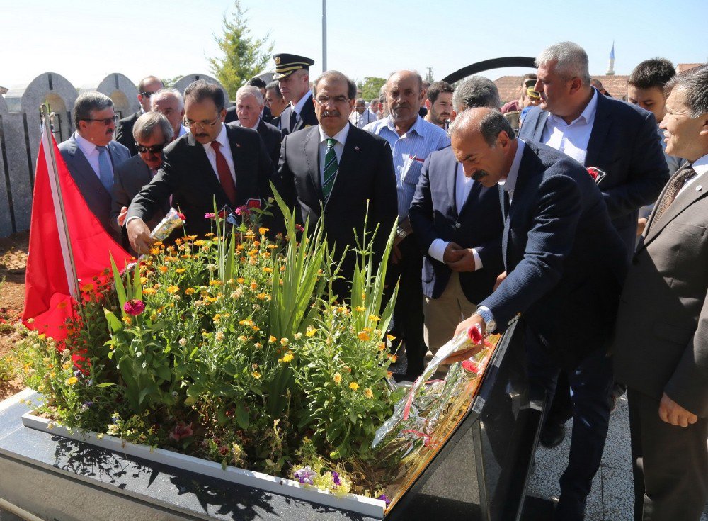 Cumhurbaşkanı Erdoğan’a Suikast Girişiminde Şehit Olan Polis Mezarı Başında Anıldı