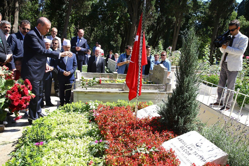 Cumhurbaşkanı Erdoğan, Karacaahmet’te 15 Temmuz Şehitlerini Ziyaret Etti