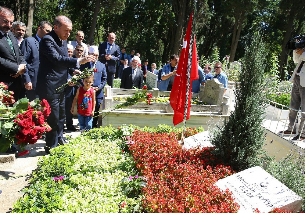 Cumhurbaşkanı Erdoğan, Karacaahmet’te 15 Temmuz Şehitlerini Ziyaret Etti