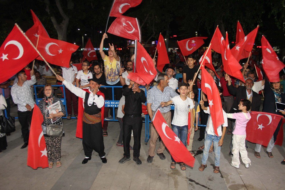 Elazığ’da Demokrasi Nöbeti Tutulmaya Başlandı