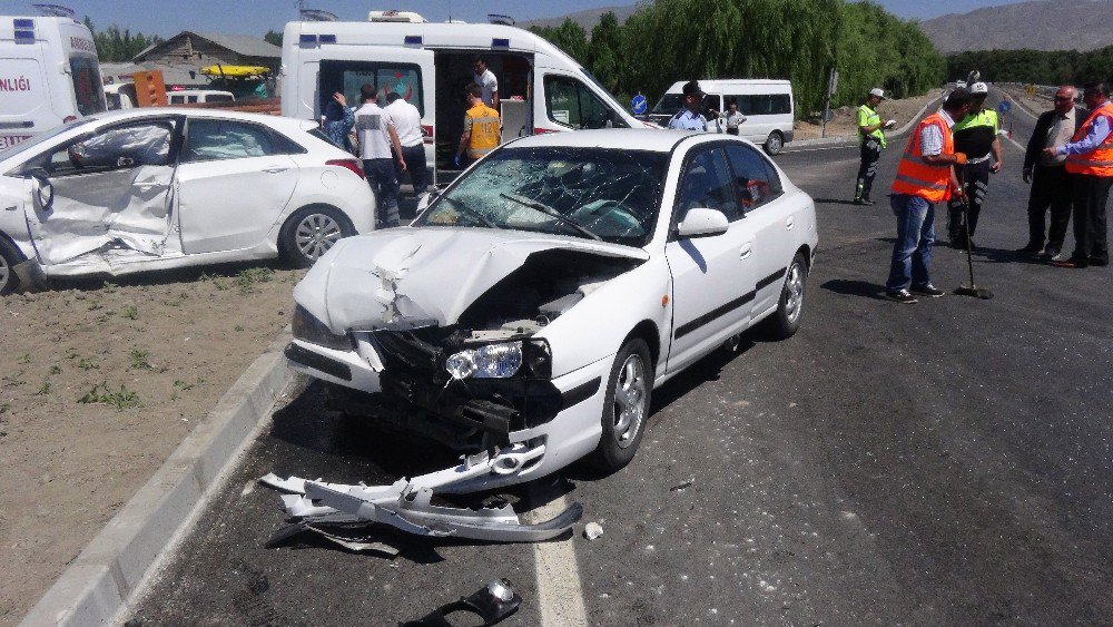 Erzincan’da 2 Otomobil Çarpıştı: 10 Yaralı