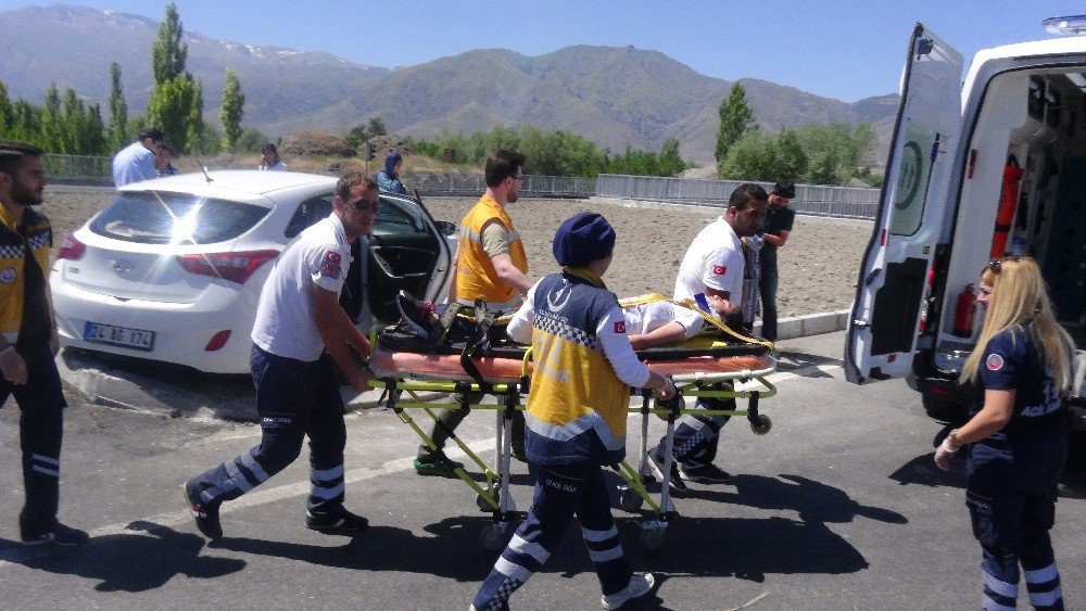 Erzincan’da 2 Otomobil Çarpıştı: 10 Yaralı