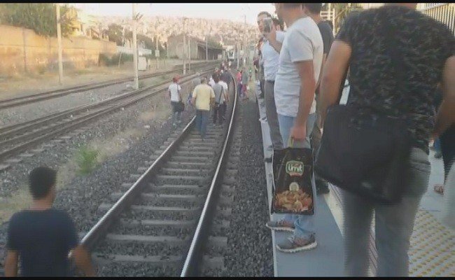 Tren Gecikince Raylara İnen Yolcular Diğer Durağa Yürüdü