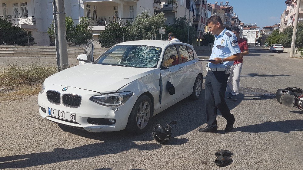 Manavgat’ta Motosiklet Otomobile Çarptı: 2 Yaralı