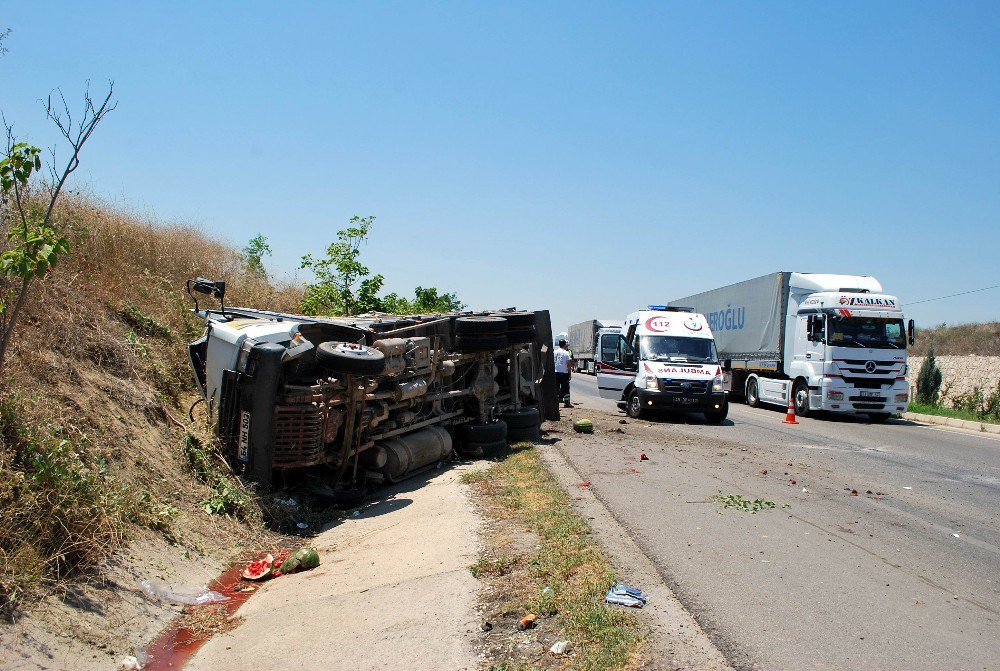 Karpuz Yüklü Kamyonet Devrildi: 3 Yaralı