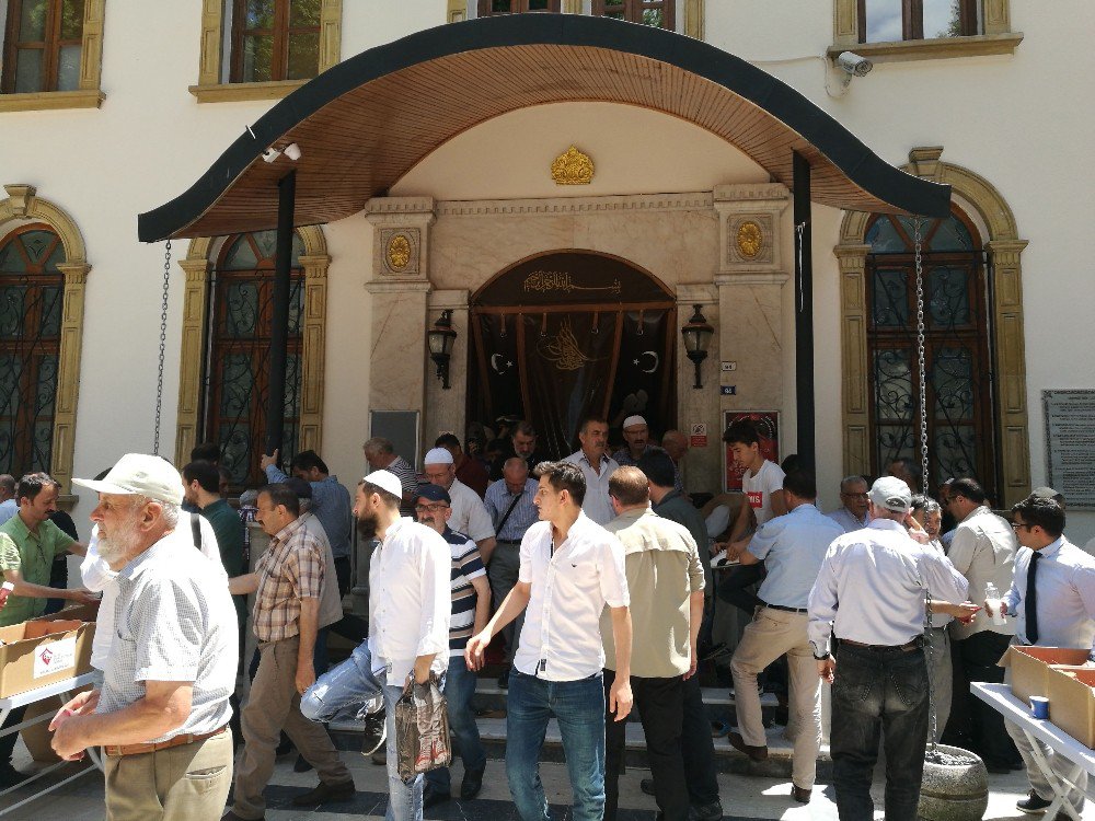 Bakan Işık Fevziye Camii’nde Cenaze Namazına Katıldı