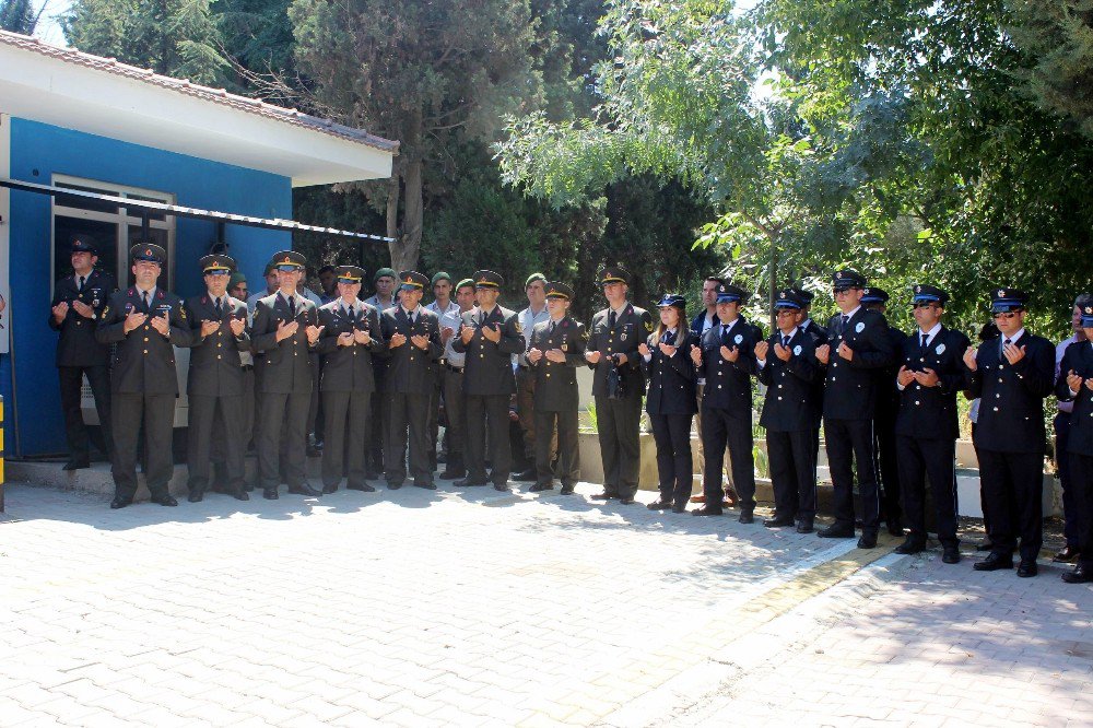 Polis Ve Askerler Şehit Arkadaşları İçin Birlikte Dua Okudu