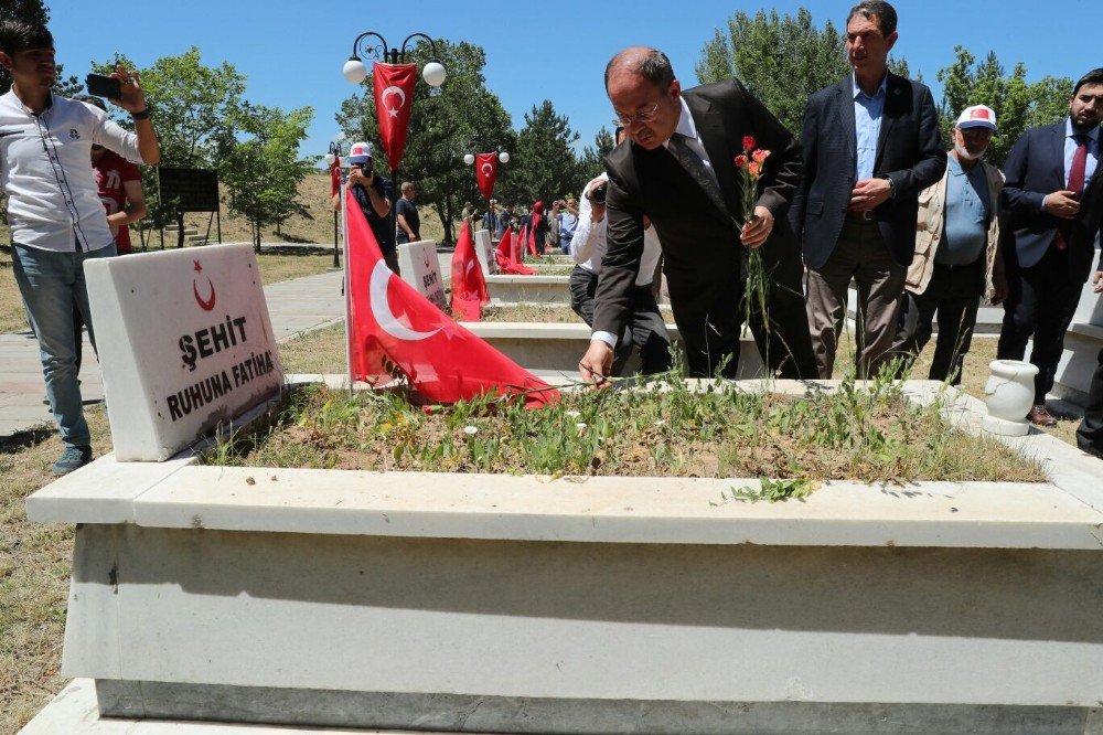 Bakan Recep Akdağ’dan Şehit Ailesine Ziyaret