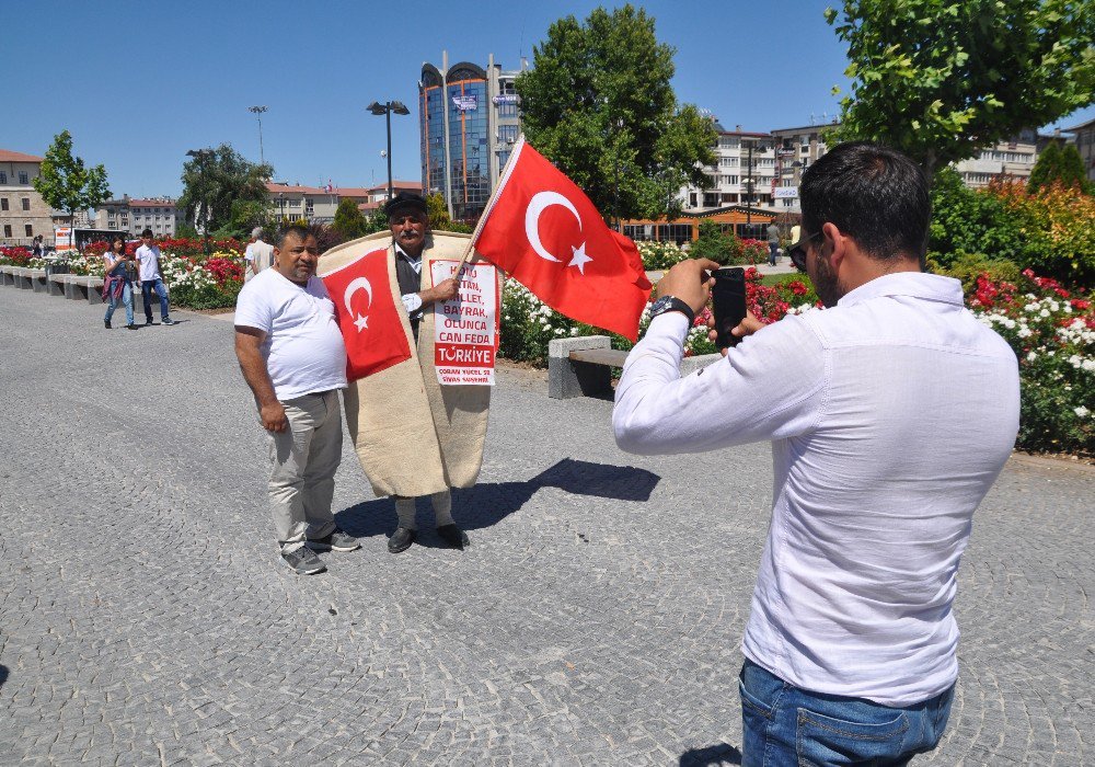 Çoban Gütmüyor, Kepeneği İle Gezerek Tanıtıyor