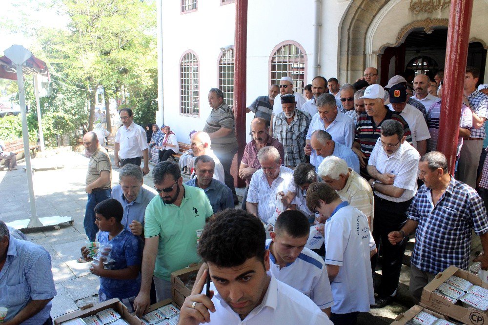 15 Temmuz Şehitleri İçin Dağıtılan Pilav, Uzun Kuyruklar Oluşturdu