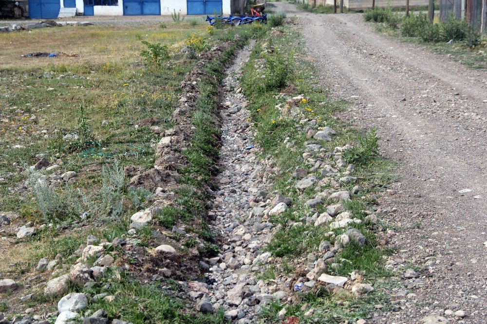 Dönerdere Ve Emek Mahallelerine Yeni Sulama Kanalları