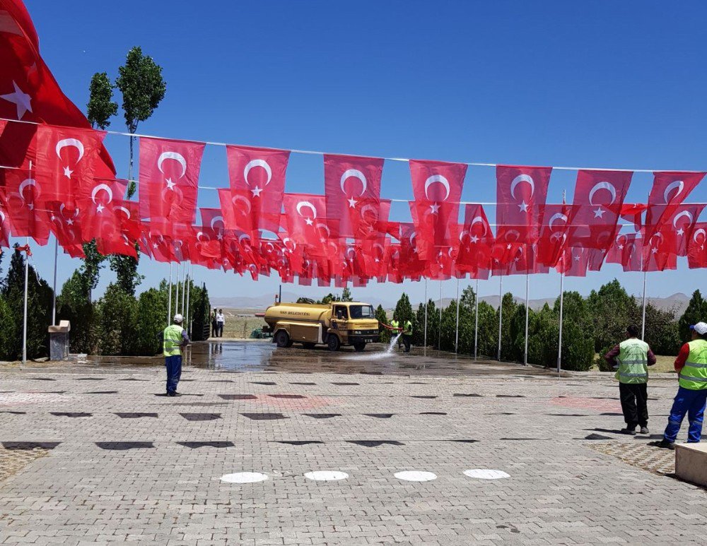 Zeve Şehitliği Bayraklarla Süslendi