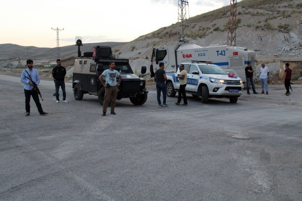 Çaldıran-muradiye Karayolunda Bomba Alarmı