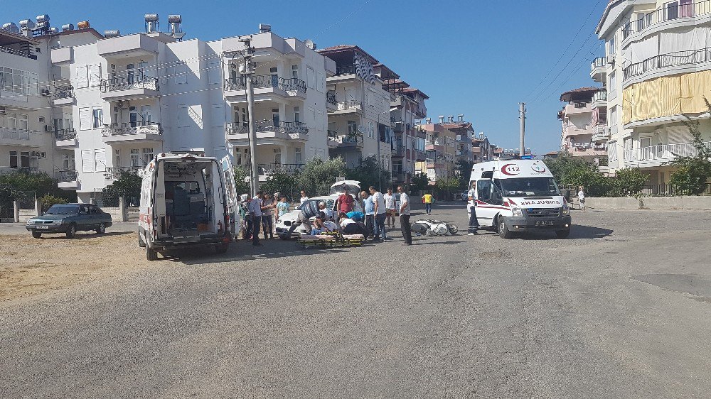 Manavgat’ta Motosiklet Otomobile Çarptı: 2 Yaralı