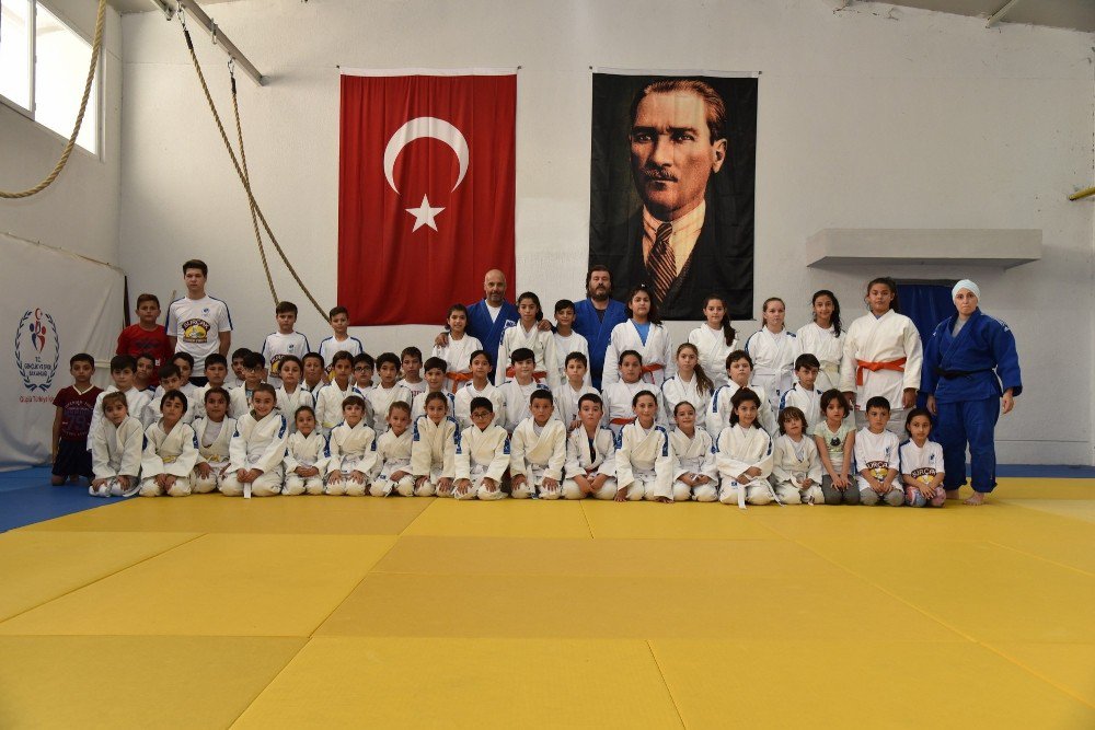 Hem Judo Yapıyorlar Hem De Kitap Okuyorlar