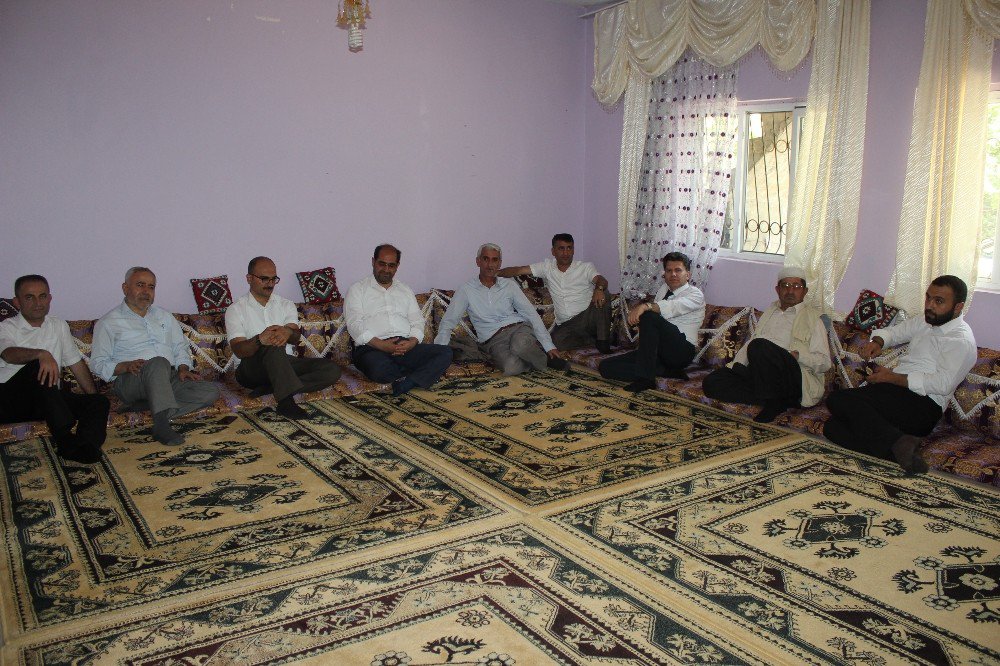 Hakkari’de Şehit Mezarlıkları Ziyaret Edildi