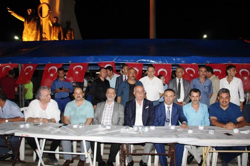 İskenderun’da Demokrasi Nöbeti Başladı