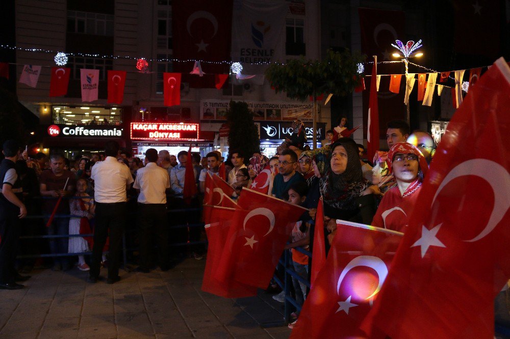 Esenler’de 15 Temmuz Şehitleri İçin ‘Dua Gecesi’ Düzenlendi