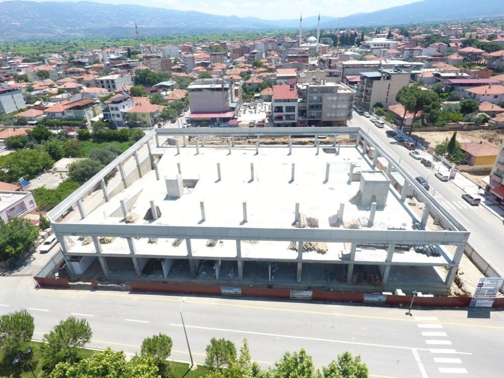 Sarıgöl’deki Kapalı Otopark Ve Pazaryeri Projesi Hızla Yükseliyor