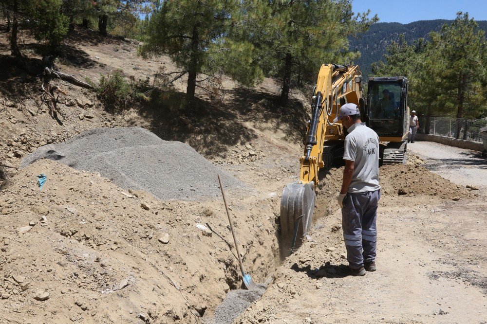 Büyükşehir Belediyesi Pozantı Fındıklı Yaylası’nın İçme Suyu Şebeke Hatlarını Yeniliyor