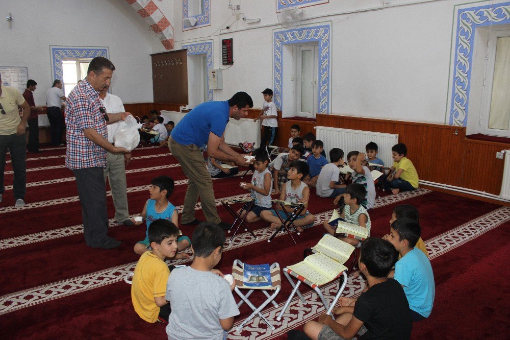 İmam Hatip Lisesi Mezunlarından Kuran Kursu Öğrencilerine Dondurma İkramı