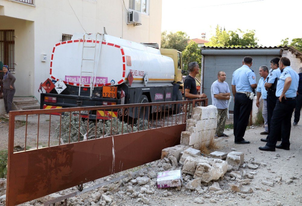 Antalya’da Akaryakıt Tankeri Evin Bahçesine Daldı