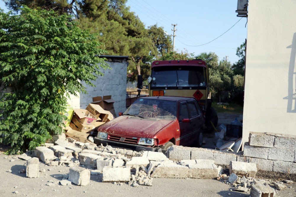 Antalya’da Akaryakıt Tankeri Evin Bahçesine Daldı