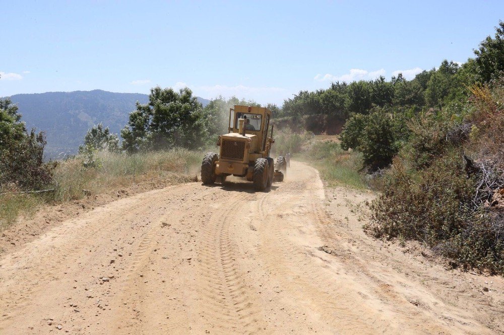 Büyükşehir Yol Ekipleri Çalışmalarını Kuyucak’ta Sürdürüyor