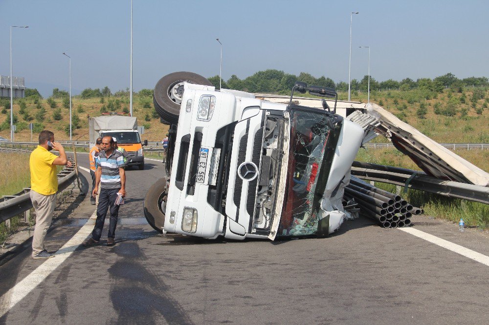 Virajı Alamayan Tır Devrildi: 1 Yaralı