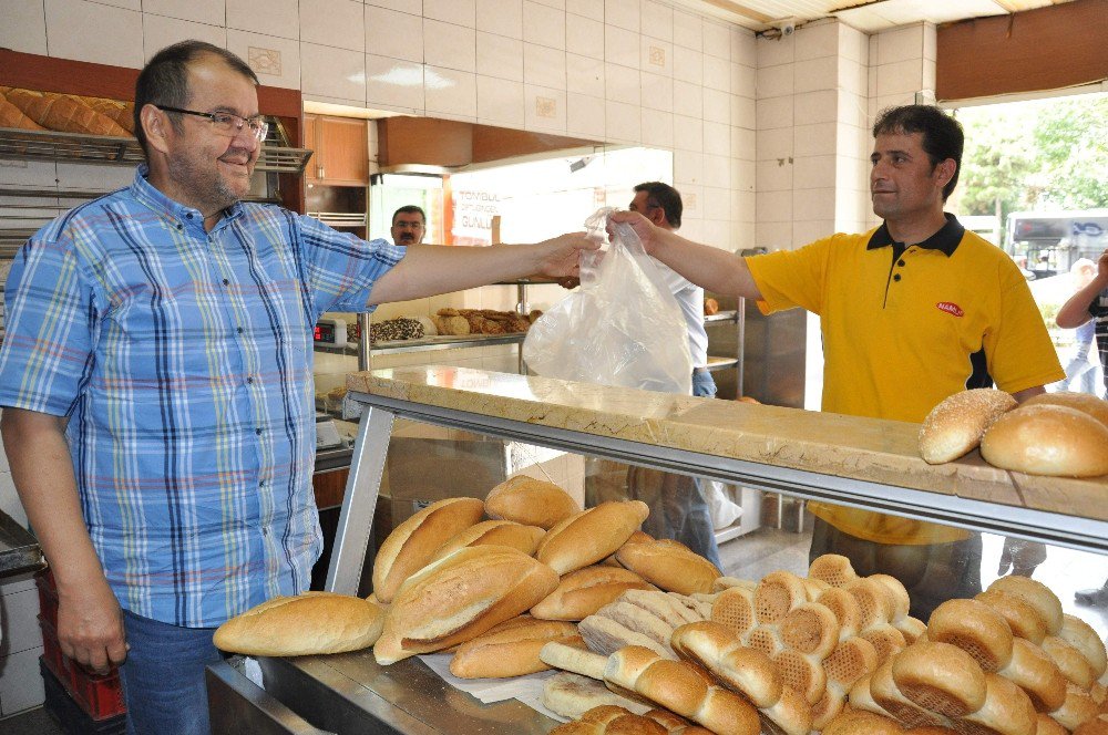 Poşetini Yanında Getirene İndirimli Ekmek