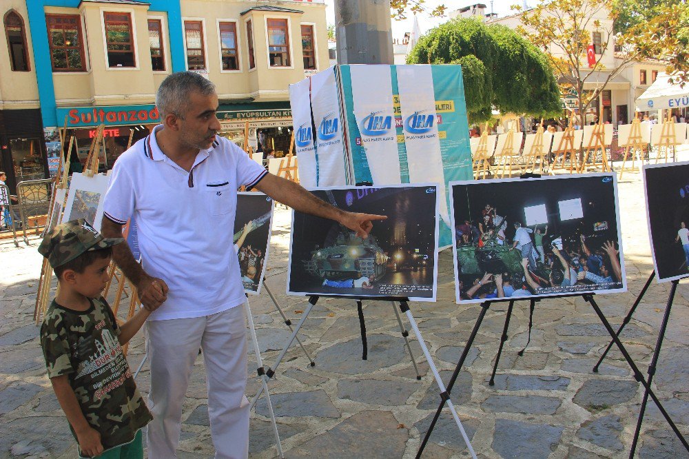 İhlas Haber Ajansı’nın "Oradaydık, Unutmadık, Unutturmadık" Adlı Fotoğraf Sergisine Vatandaşlar Yoğun İlgi Gösteriyor