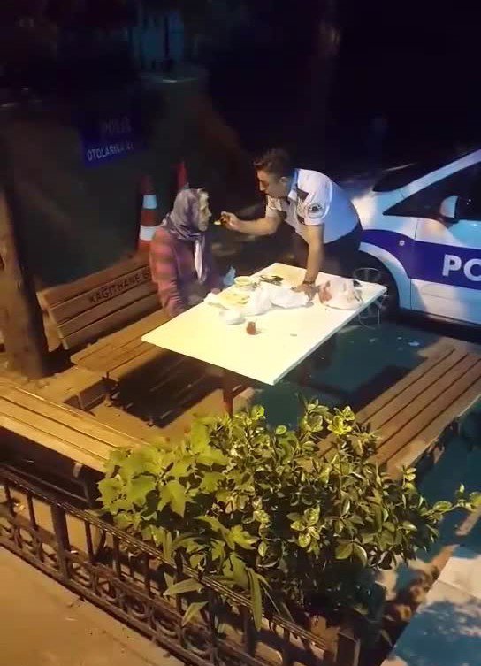 Polis, Yaşlı Ve Hasta Olan Kadını Elleriyle Besledi