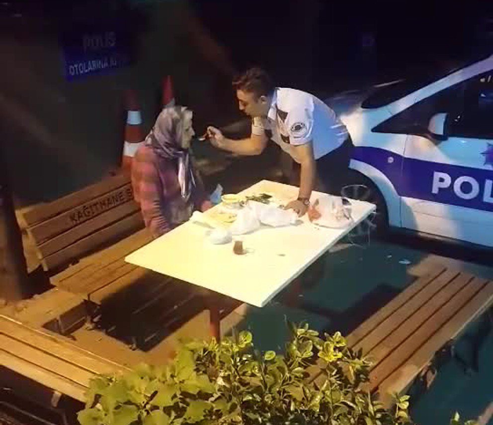 Polis, Yaşlı Ve Hasta Olan Kadını Elleriyle Besledi