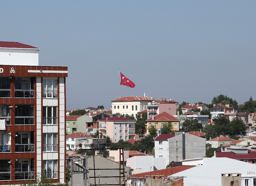 Atatürk Evi’ne Dev Türk Bayrağı
