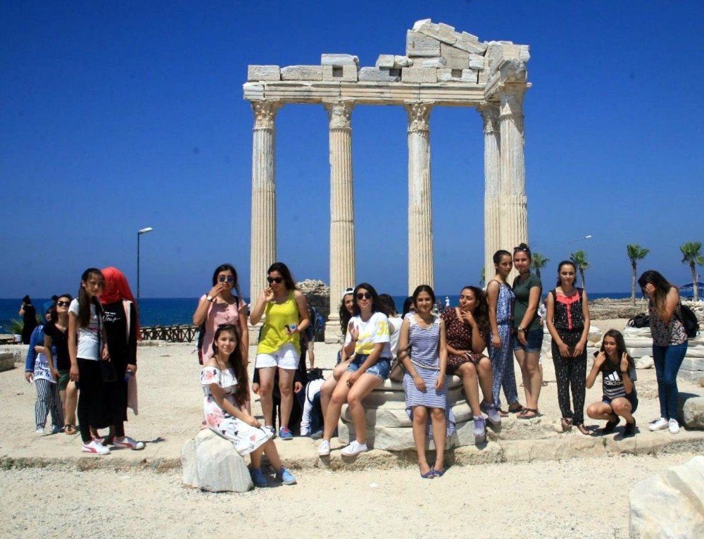 Manavgat Belediyesi’nden Kız Öğrencilerine Yaz Kampı