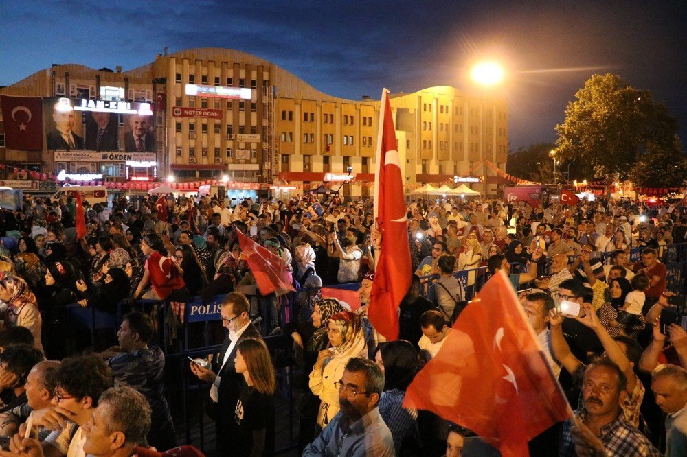 Sakarya’da ‘Demokrasi Nöbeti’ Geniş Katılımla Başladı