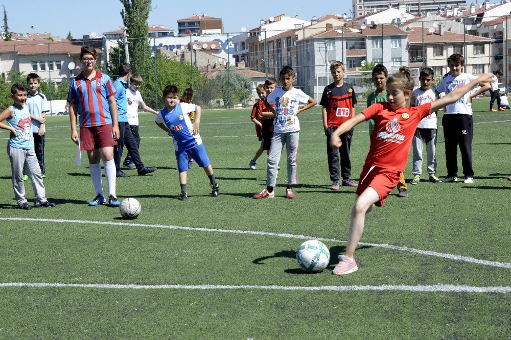 Tepebaşı’nın Futbolcu Kızları İddialı