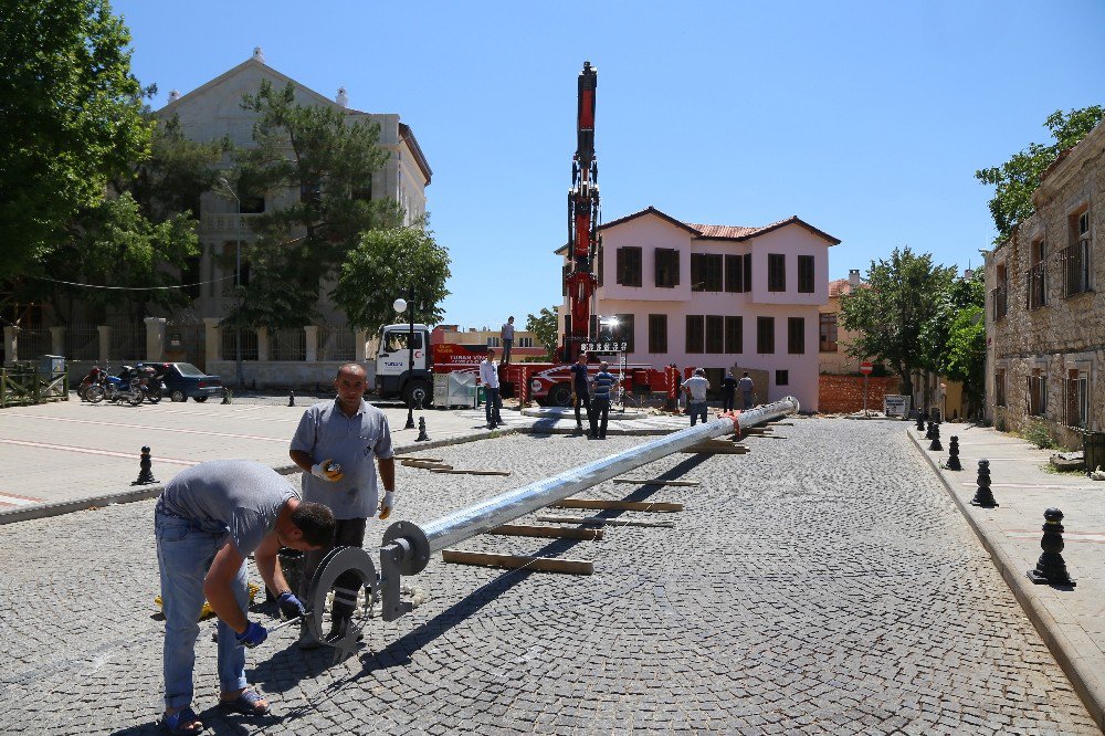 Atatürk Evi’ne Dev Türk Bayrağı