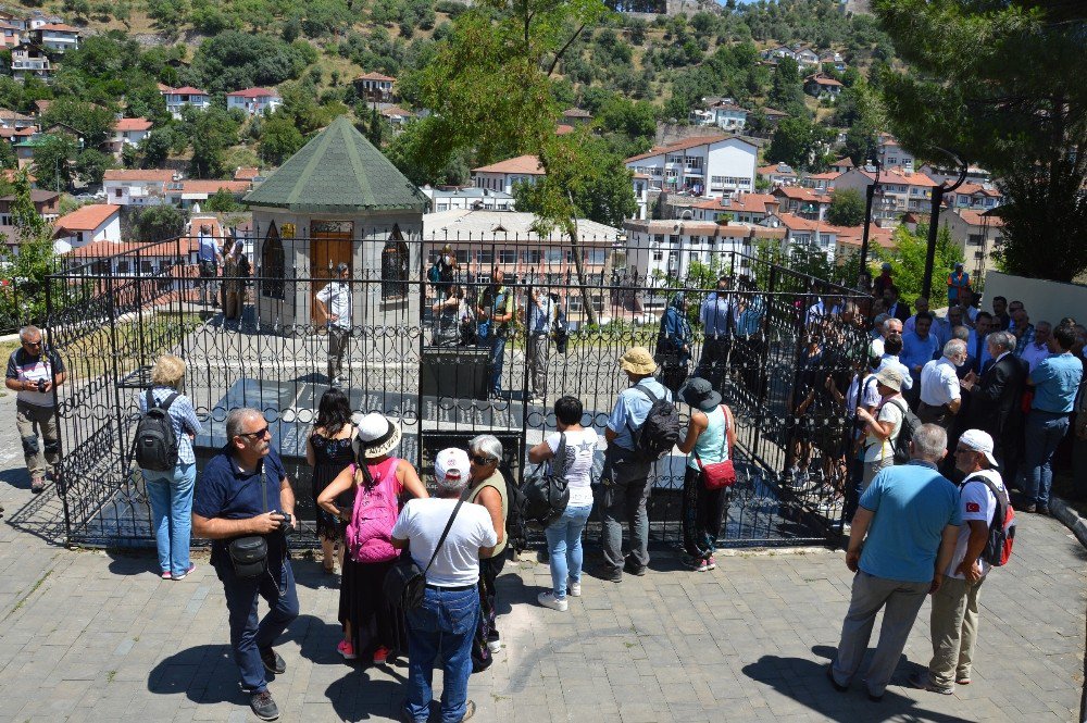 Ünlü Şair Cahit Külebi Mezarı Başında Anıldı