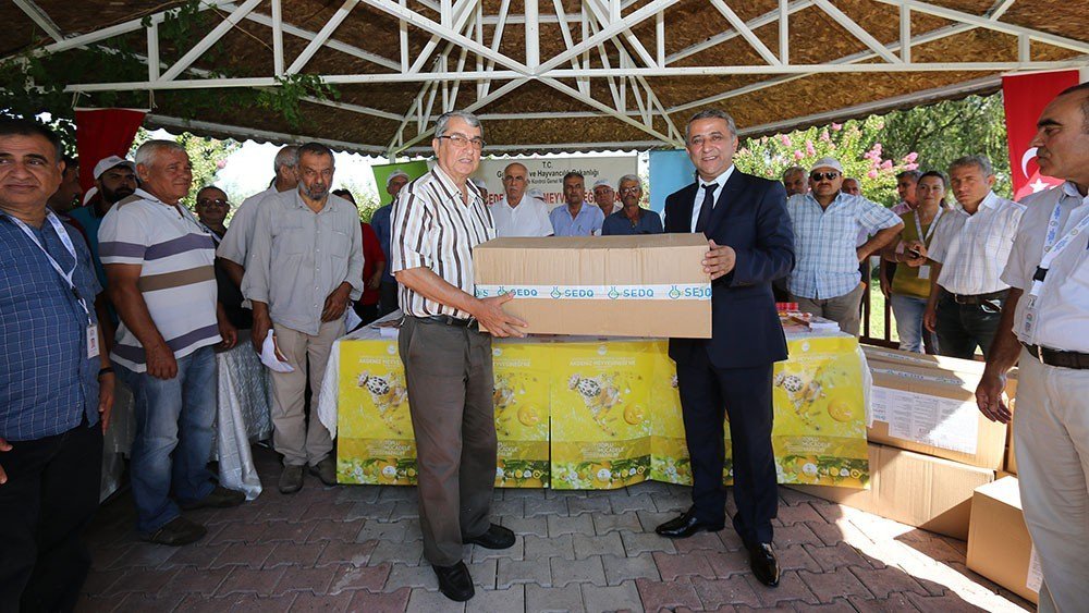 Üreticilere Akdeniz Meyve Sineğine Karşı Tuzak Dağıtıldı