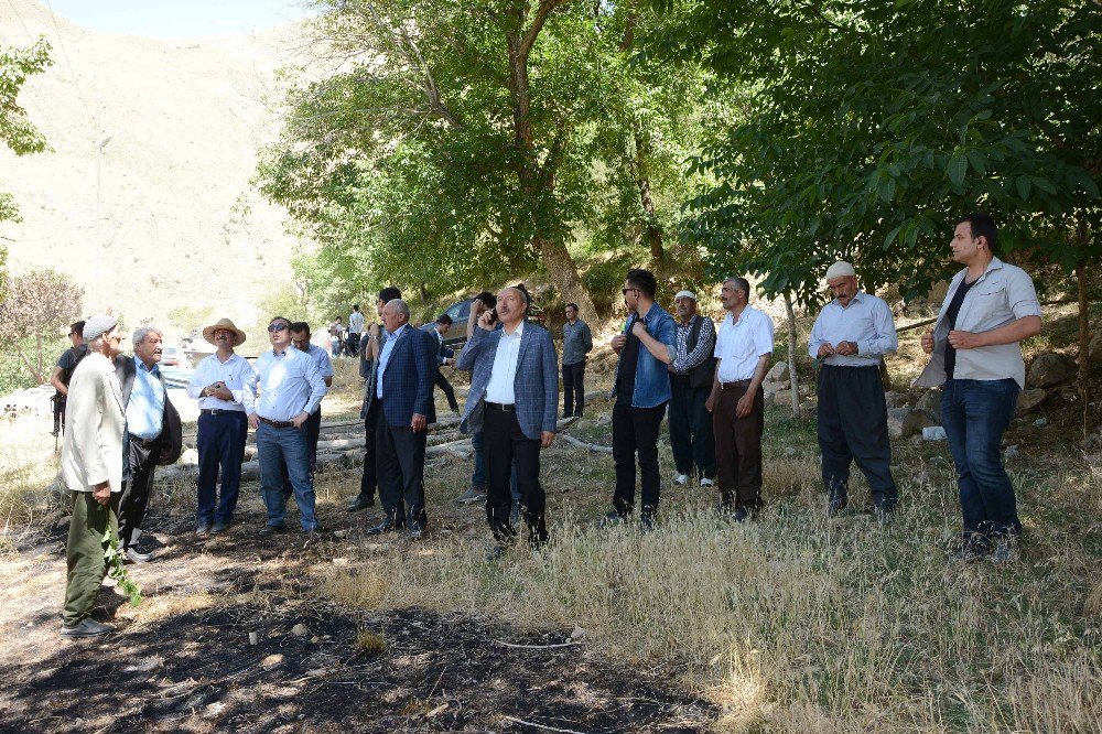 Kaymakam Akgül, Yangının Çıktığı Bölgede İncelemelerde Bulundu