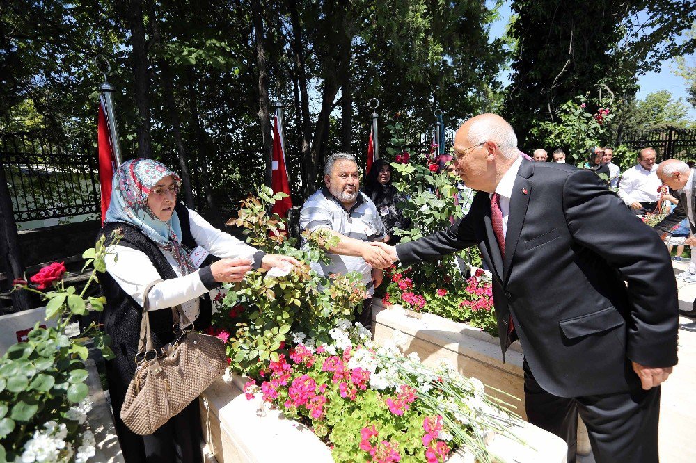 Başkan Yaşar, 15 Temmuz Şehitlerini Andı