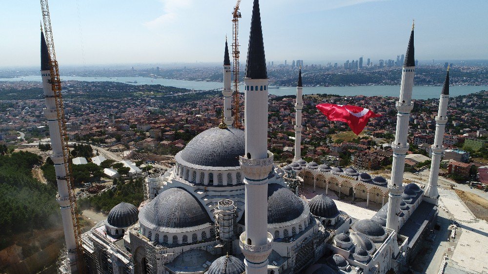 15 Temmuz Şehitleri İçin Çamlıca Camii’ne Asılan Dev Türk Bayrağı Havadan Görüntülendi